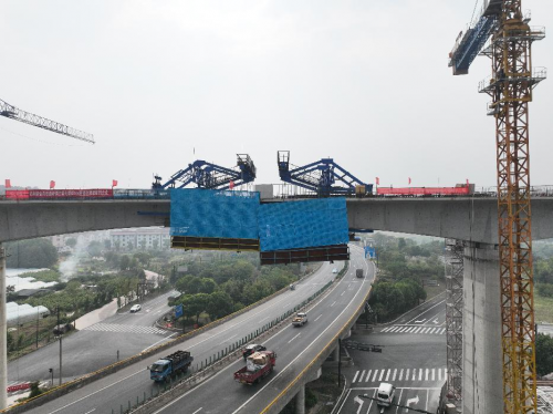 金甬铁路新昌江特大桥跨G104国道连续梁顺利合龙