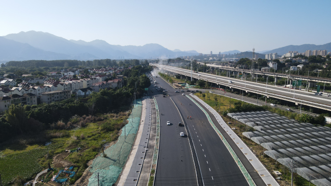 中交路建温泉产业园项目首邑大道提升改造工程标准段沥青上面层铺设完成